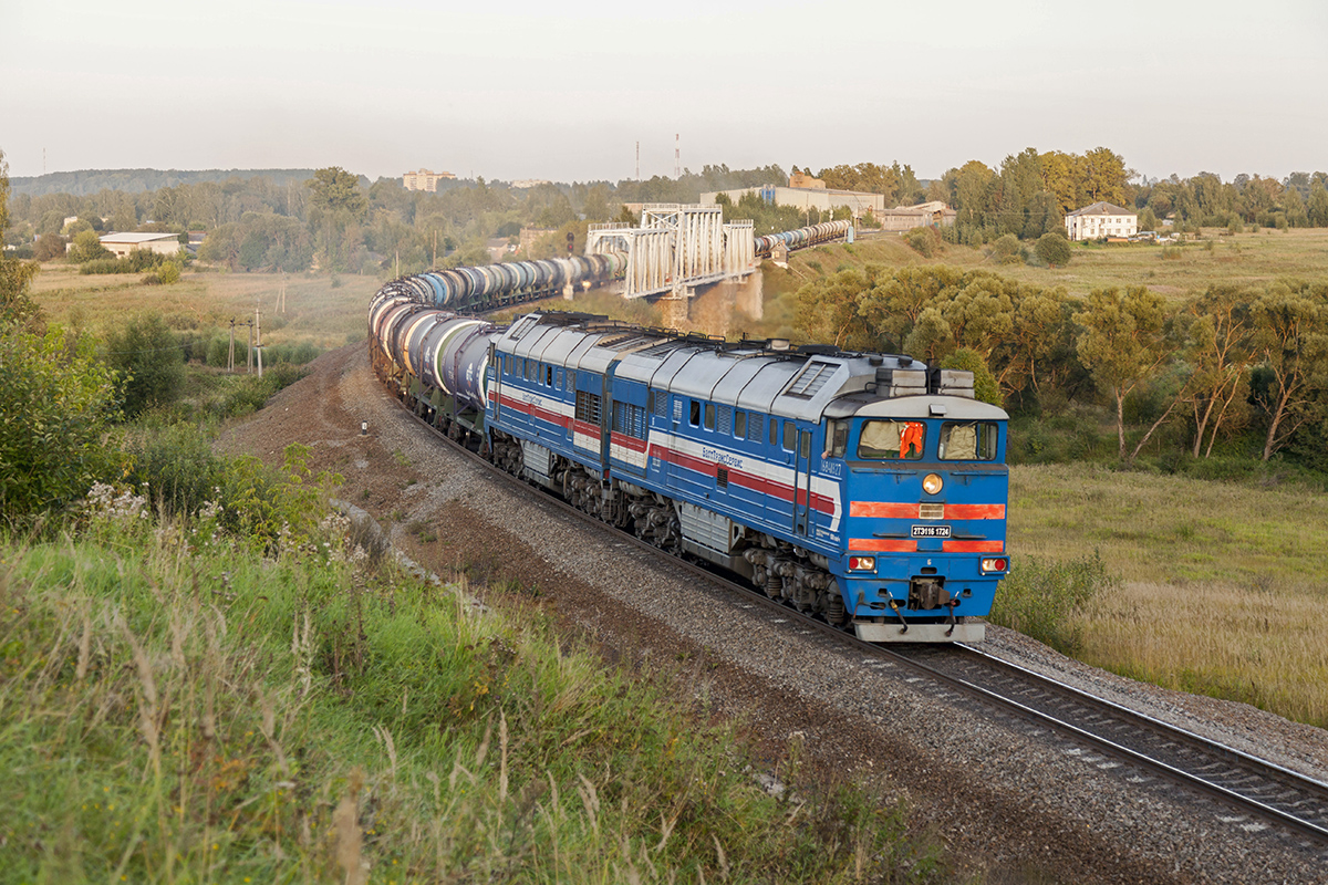 Die Diesellok 2TE116-1724 mit einem Güterzug folgte auf Eisenbahnlinie  Wolokolamsk - Rschew kurz von Subzow Bahnhof am 25 August 2018.