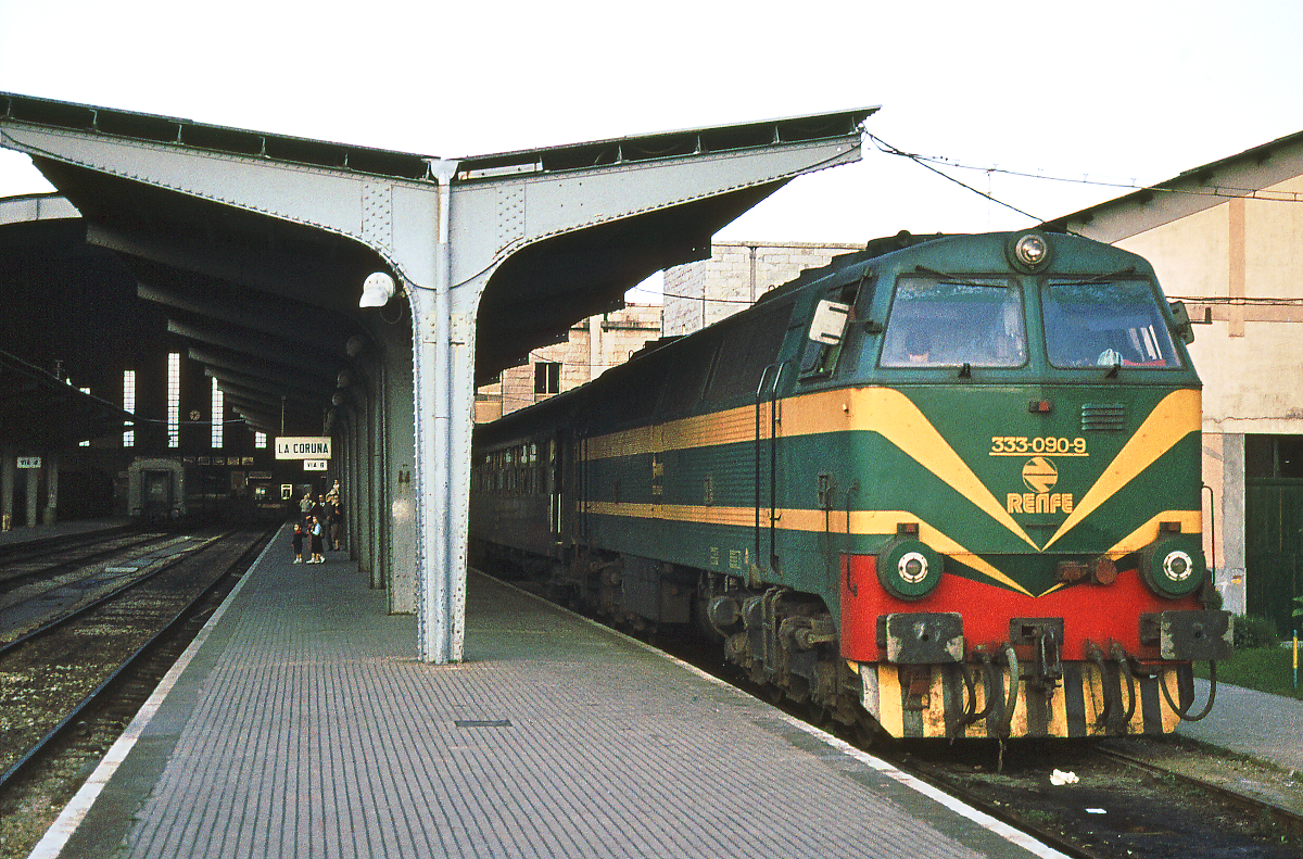 Die Diesellok 333 090 steht an einem Abend im Oktober 1983 Abfahrbereit im Bahnhof La Coruna. Gebaut unter Lizenz von NOHAB, mit einem 645-Dieselmotor von GM-EMD, mit AC-DC Antrieb und einem Heizgenerator stellte sie im Jahr 1983 das  Non-plus-ultra  im Bau von Dieselloks für den Streckendienst dar.