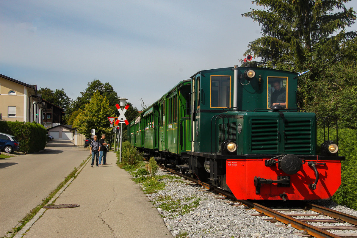 Die Diesellok der Chiemseebahn am 25.08.2020. Fotografiert an einem Parkplatz hinter der Schön Klinik Roseneck.