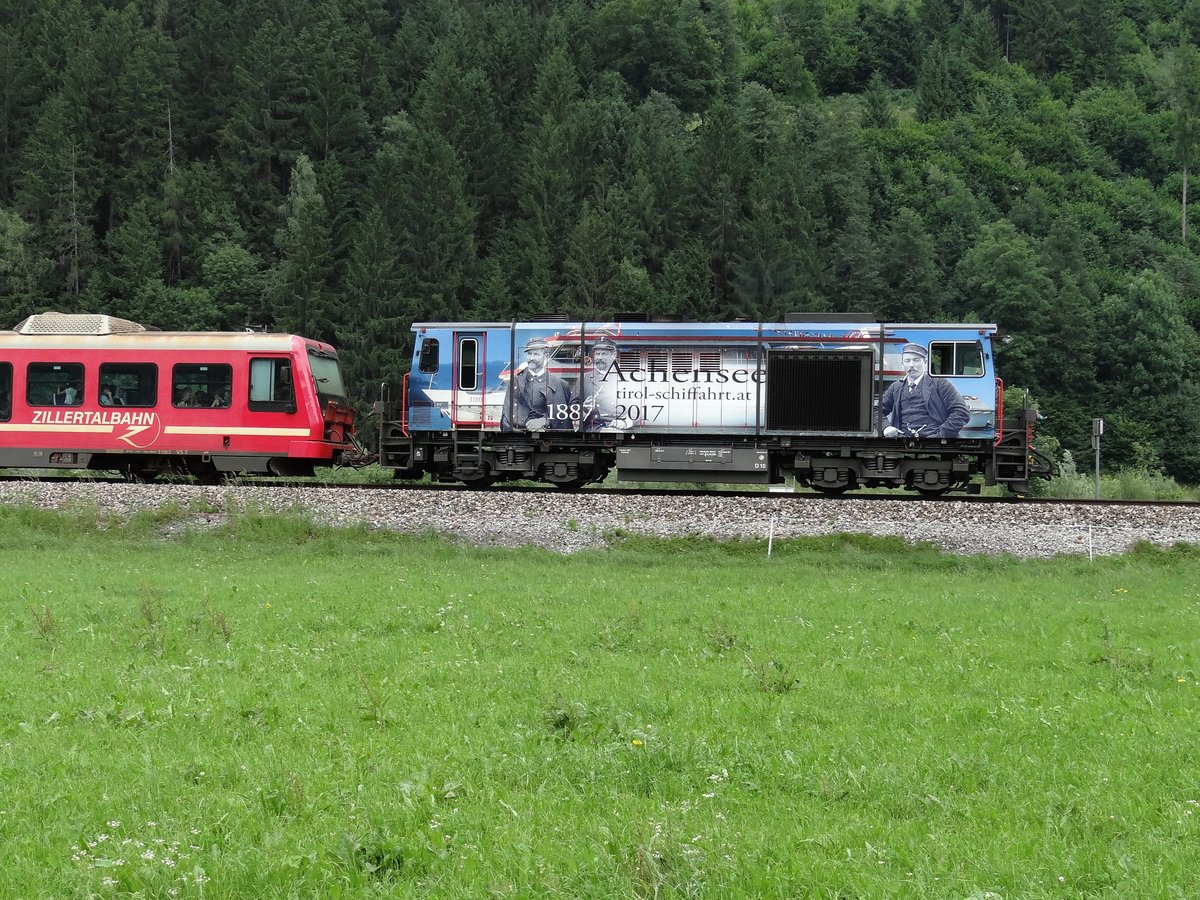 Die diesellok D 15 mit  Achensee  werbung zwischen Zell am Ziller und Erlach - 14-06-2017