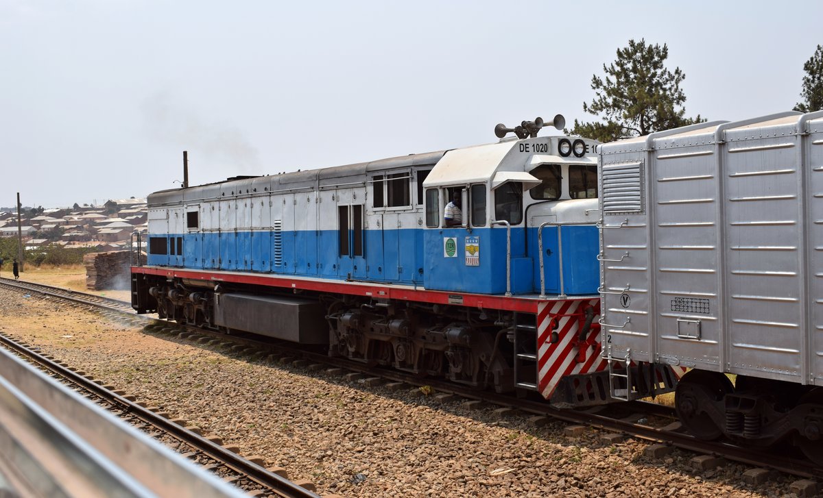 Die Diesellok DE 1020 am 06.09.2017 bei Rangierarbeiten im Grenzbahnhof Nakonde.