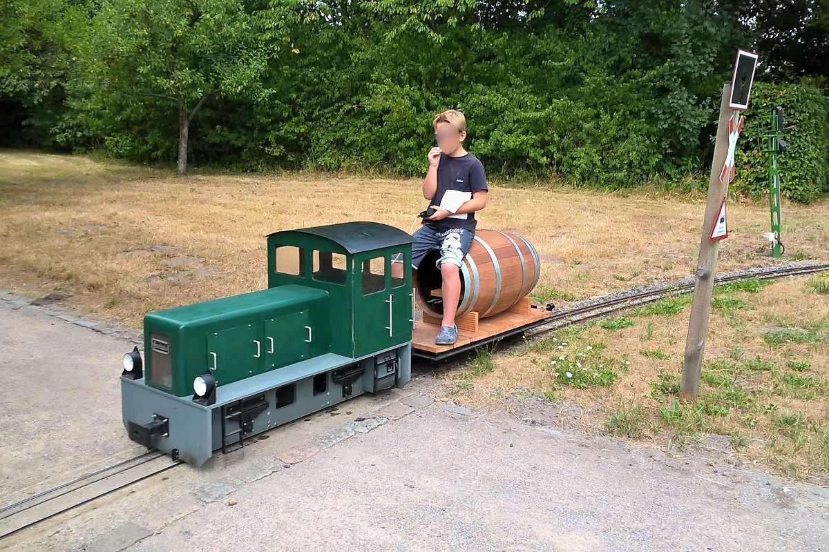Die Diesellok kann man auch mal freihändig fahren...
Steampunk Picknick auf der Gartenbahn im Maximilian-Park in Hamm, 21.7.2018
