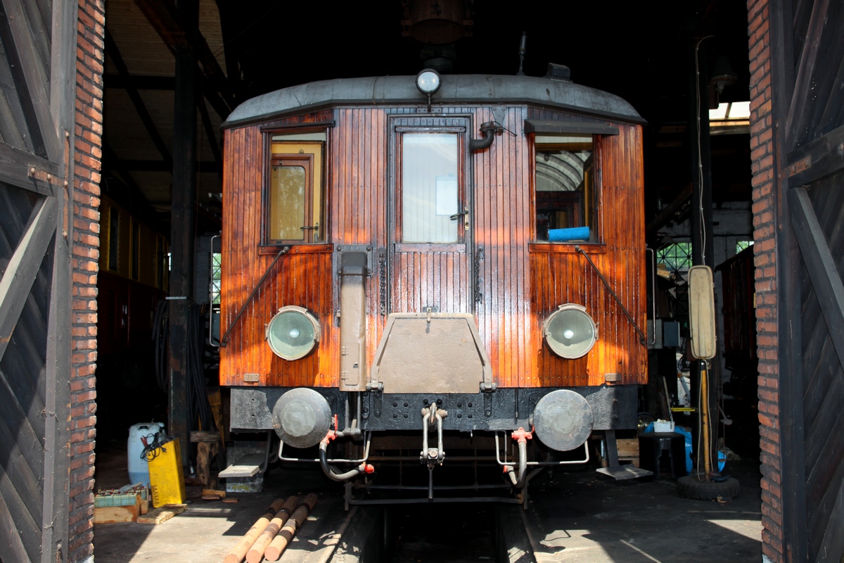 Die Diesellok M1 der LJ (A/S Lollandsbanen) am 02.06.2019, im Lokschuppen der Museumsbahn in Maribo. Gebaut wurde diese Lok von DEVA unter der Fabr.-Nr. 16 im Jahr 1921.