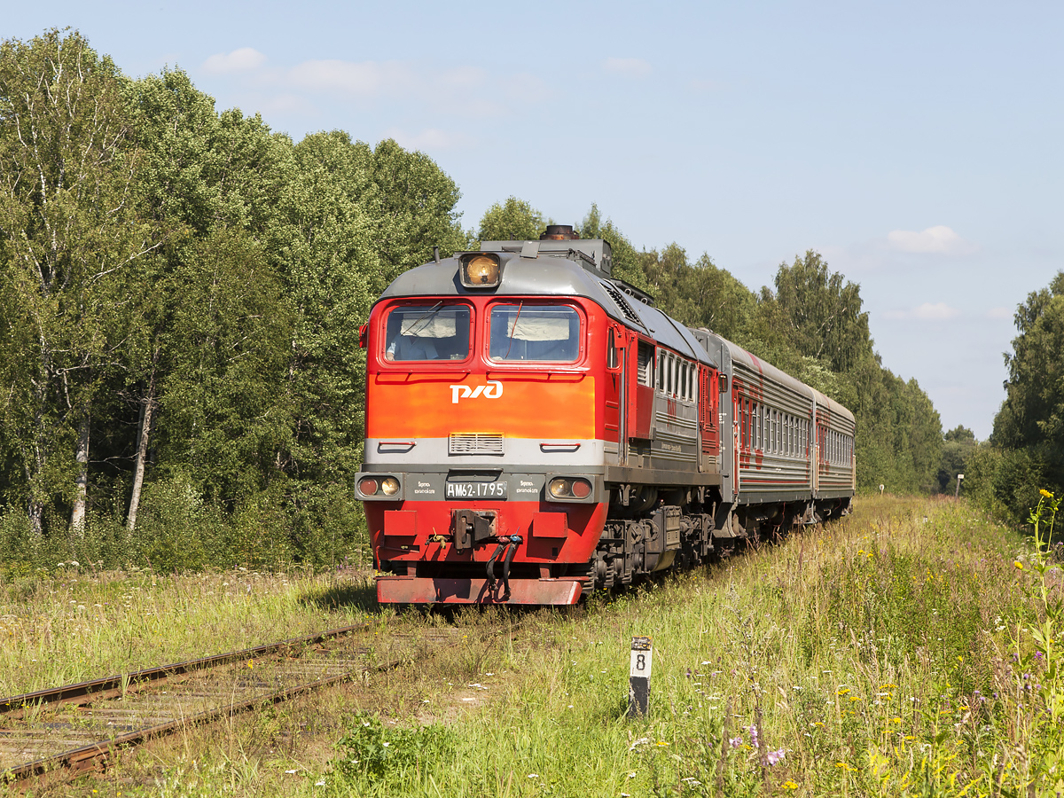 Die Diesellok M62-1795 mit Nahverkehrszug zwischen Bahnhöfe Uglitsch und Kaljasin am 23. August 2017.