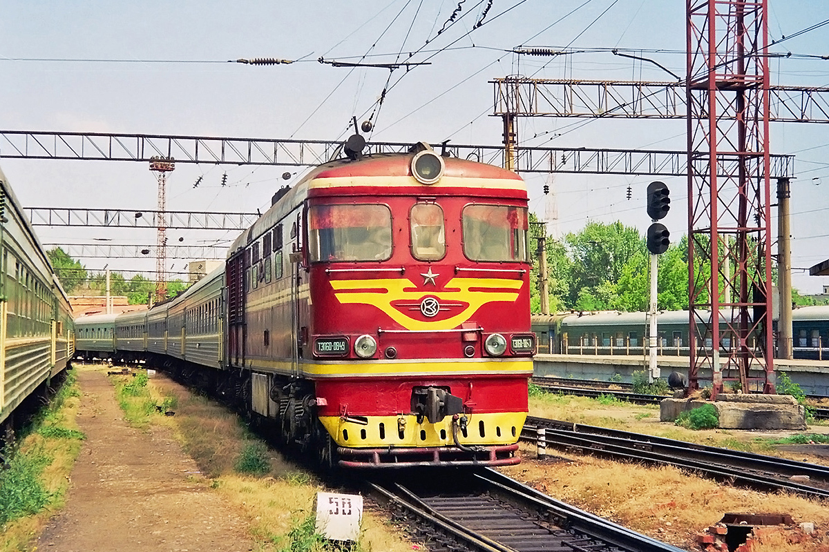 Die Diesellok TEP60-0849 mit einem Personenzug traf an der Saratow-I-Passazhirskiy Station am 1.May 1997 ein.   
