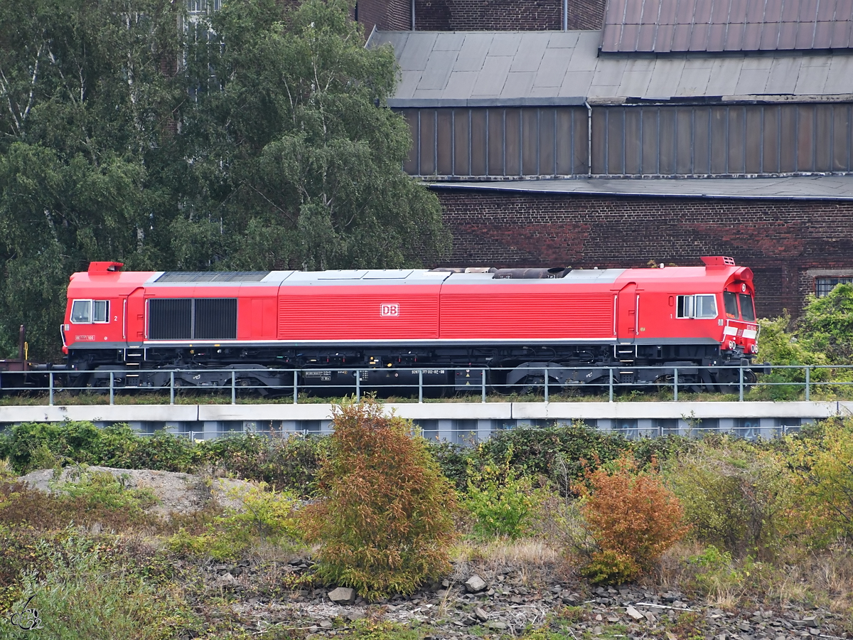 Die Diesellokomotive 077 012-8 in den Farben der Deutschen Bundesbahn. (Duisburg-Wanheimerort, August 2022)