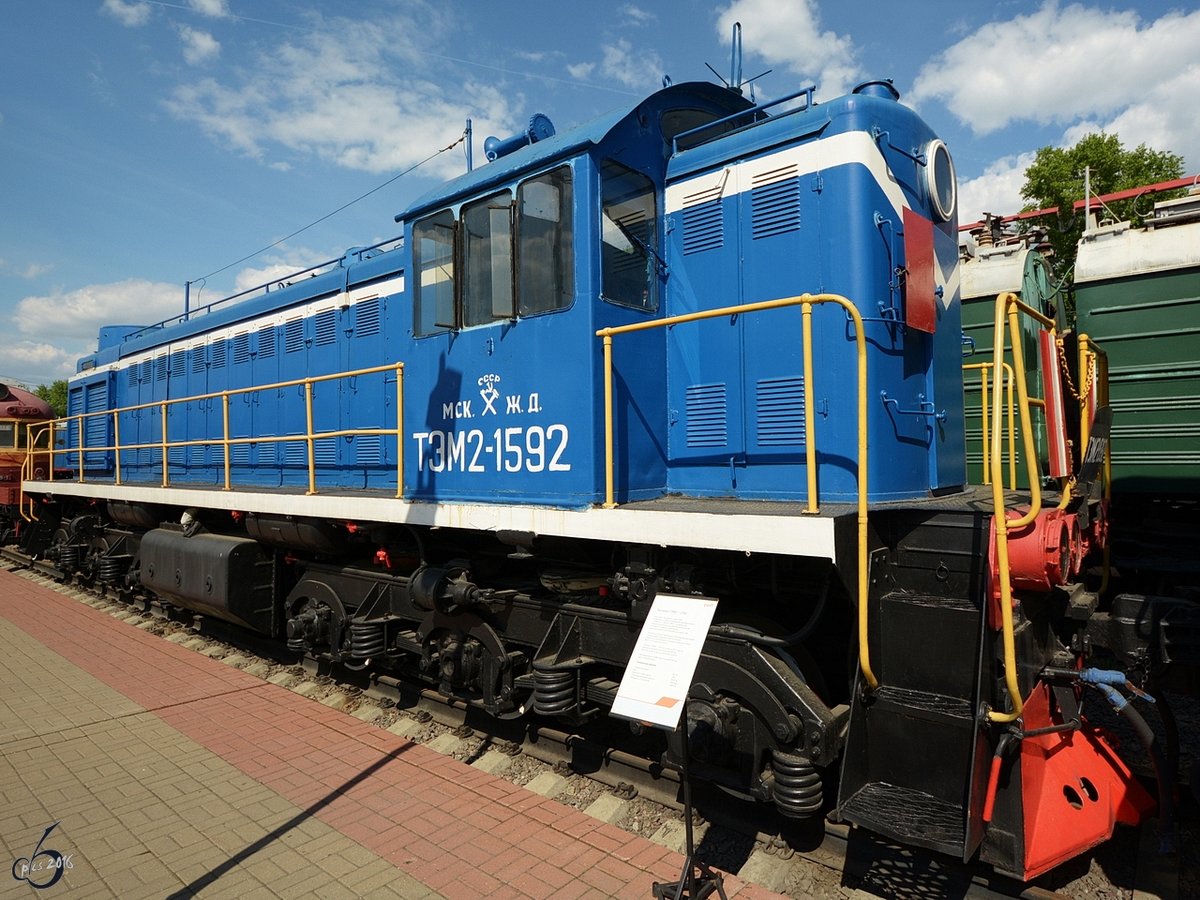 Die Diesellokomotive ТЭМ2-1592 im Eisenbahnmuseum von Moskau Anfang Mai 2016.
