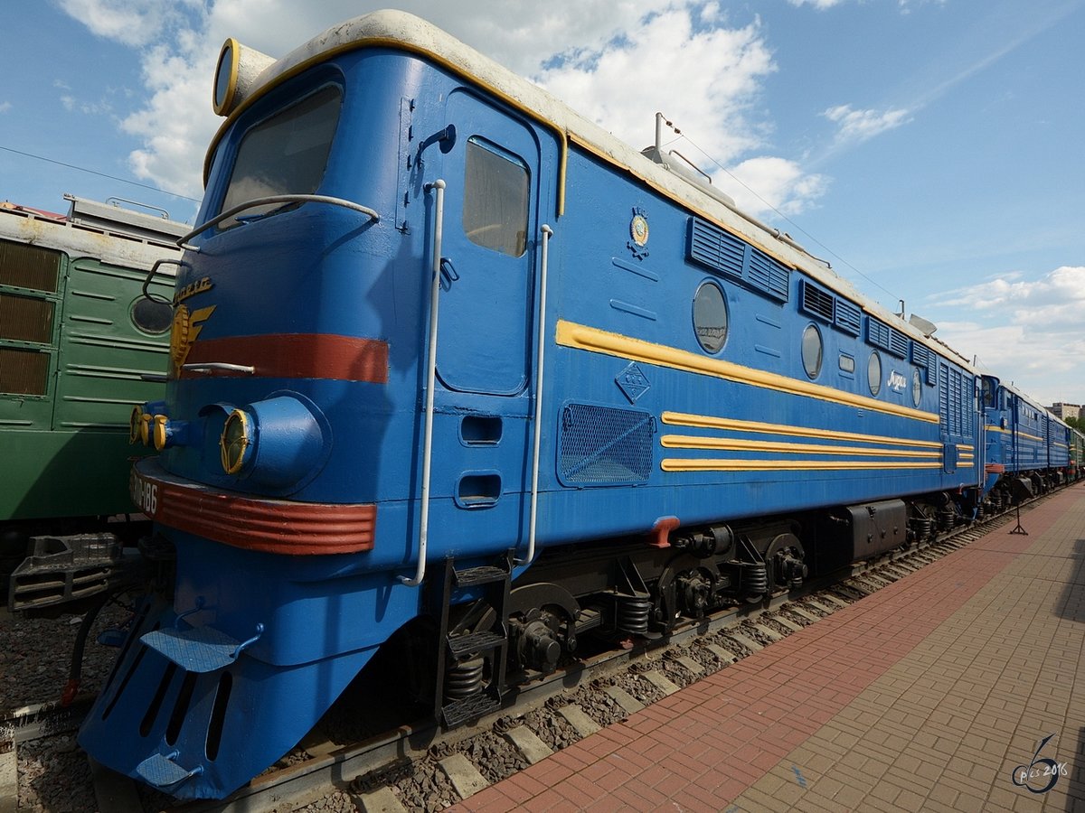 Die Diesellokomotive ТЭП10-186, ausgestellt im Eisenbahnmuseum am Rigaer Bahnhof von Moskau (Mai 2016)