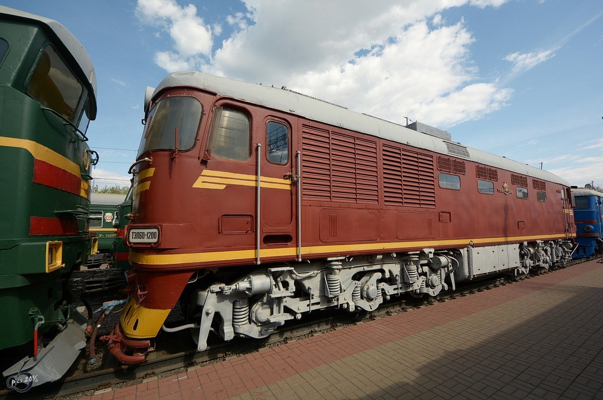 Die Diesellokomotive ТЭП60-1200, ausgestellt im Eisenbahnmuseum am Rigaer Bahnhof von Moskau (Mai 2016)