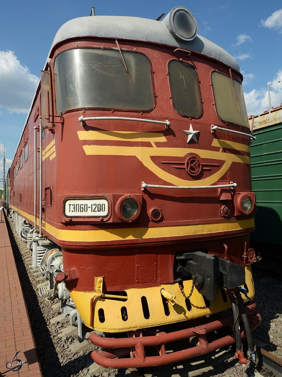 Die Diesellokomotive ТЭП60-1200 im Eisenbahnmuseum von Moskau Anfang Mai 2016.