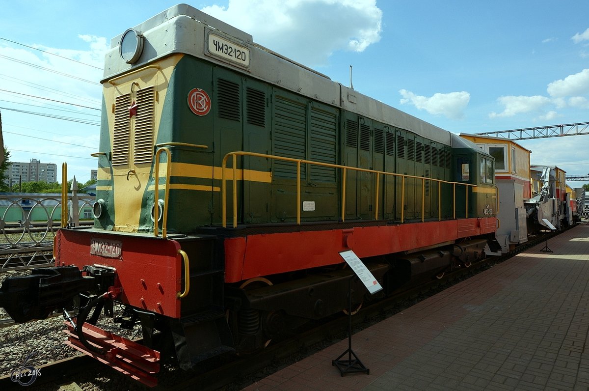 Die Diesellokomotive ЧМЭ2-120 im Eisenbahnmuseum von Moskau Anfang Mai 2016.