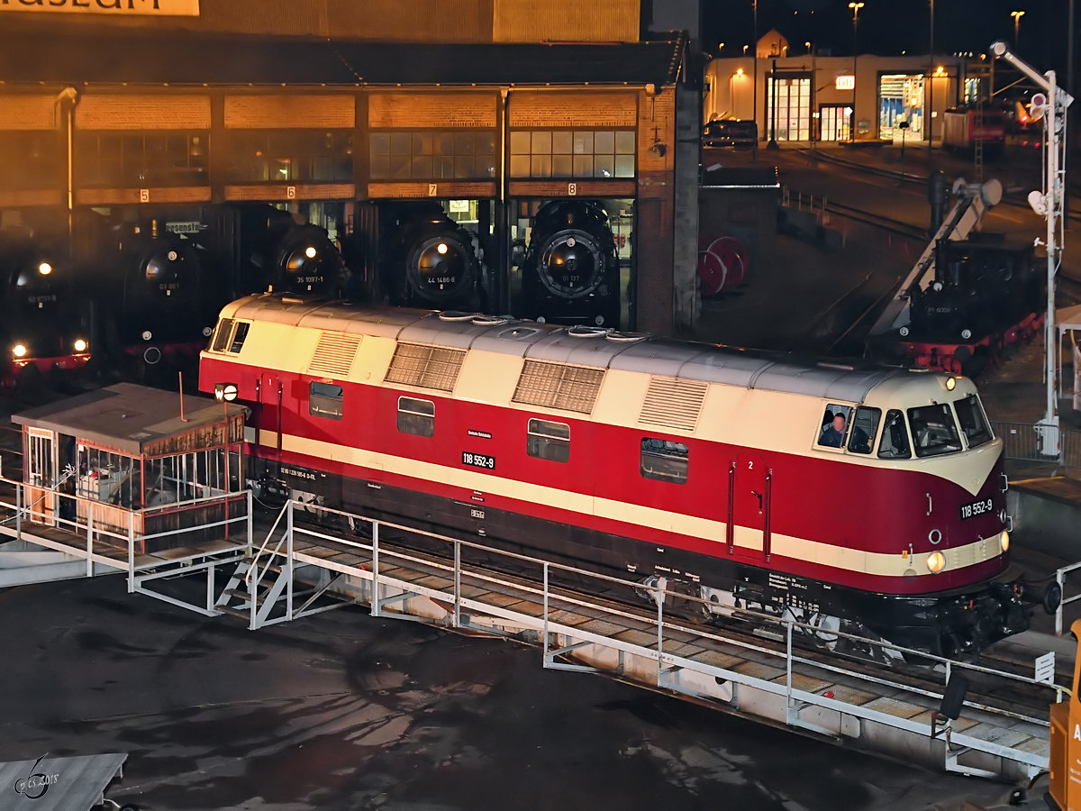 Die Diesellokomotive 118 552-9 auf der Drehscheibe des Eisenbahnmuseums in Dresden. (April 2018) 