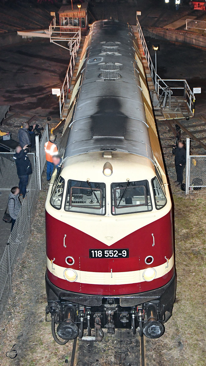 Die Diesellokomotive 118 552-9 verlässt die Drehscheibe des Eisenbahnmuseums in Dresden. (April 2018)