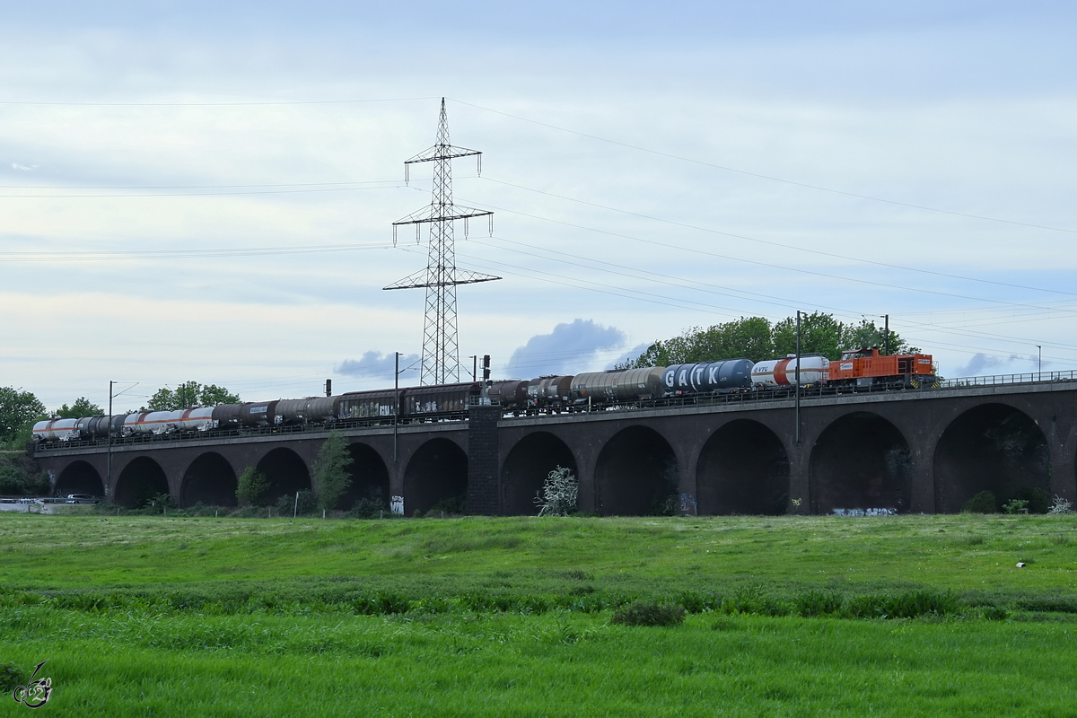 Die Diesellokomotive 1275 001-6 zog Anfang Mai 2021 einen kurzen Güterzug über die Hochfelder Eisenbahnbrücke in Duisburg.
