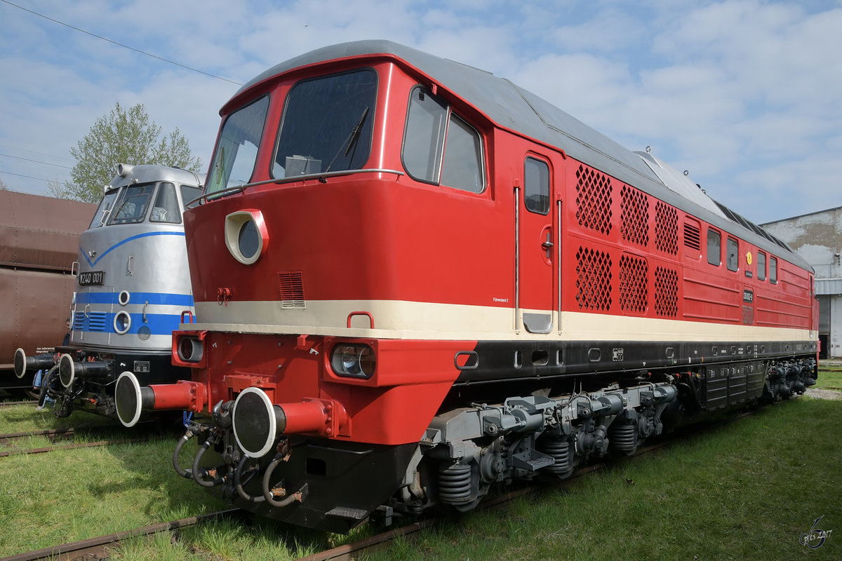 Die Diesellokomotive 130 002-9 Anfang April 2017 in Dresden-Altstadt.