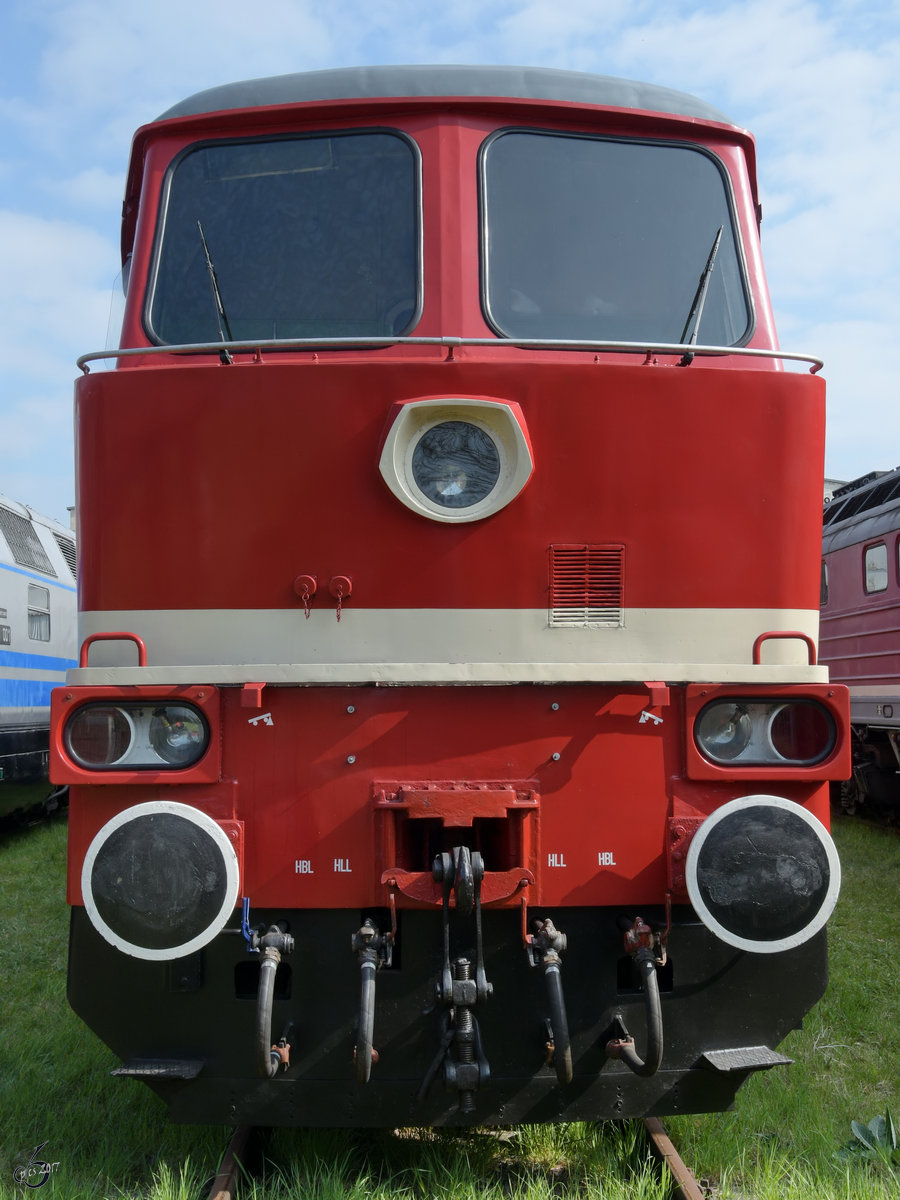 Die Diesellokomotive 130 002-9 Anfang April 2017 in Dresden-Altstadt.