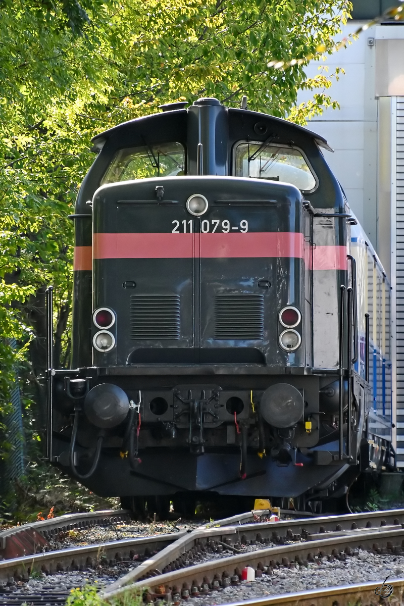 Die Diesellokomotive 211 079-9 von Joseph Hubert Bauunternehmung stand Mitte September 2020 auf dem Gelände der Firma Reuschling in Hattingen.