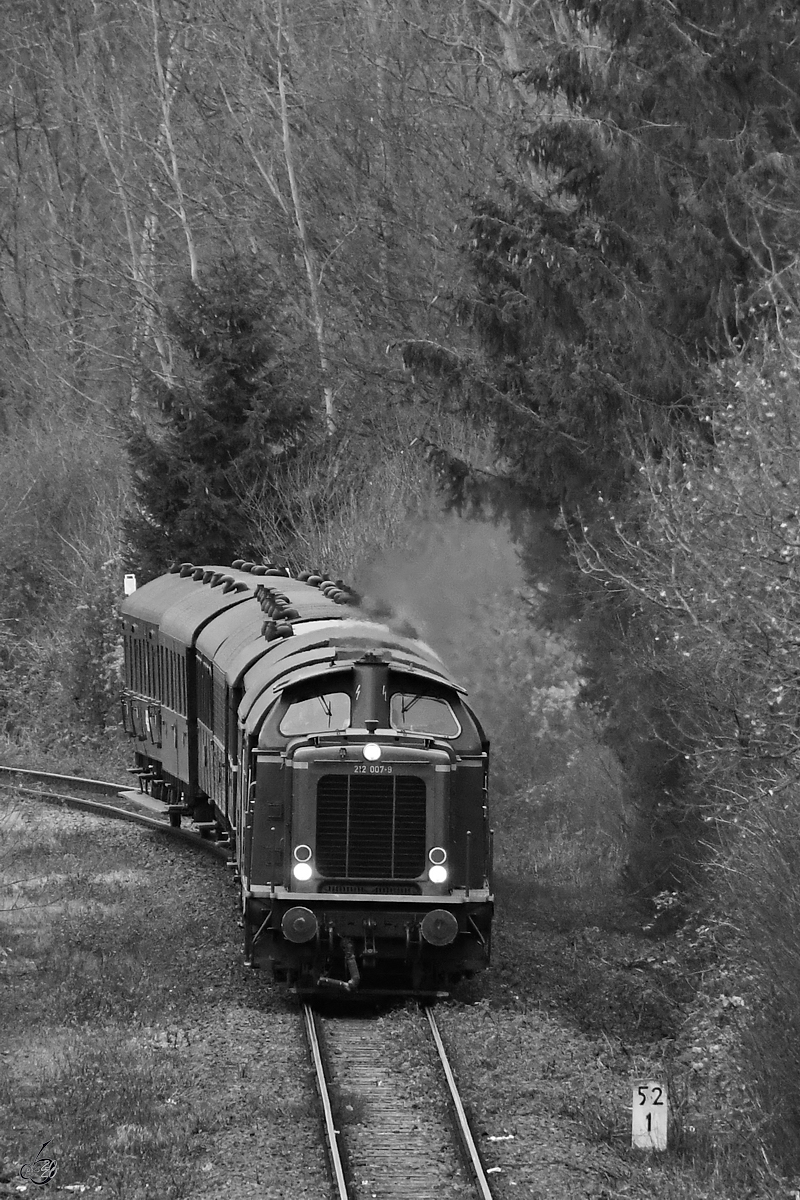 Die Diesellokomotive 212 007-9 mit dem Nikolauszug auf der Ruhrtalbahn unterwegs. (Hattingen, Dezember 2019)