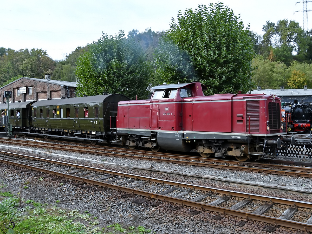 Die Diesellokomotive 212 007-9 verkehrte unter anderem mit dem 1923 gebauten Abteilwagen, Bauart Cd-21b (Halle 44576) zwischen Eisenbahnmuseum Bochum-Dahlhausen und Essen-Hauptbahnhof. (September 2018)