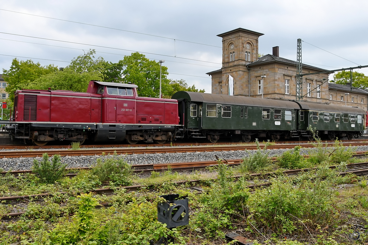 Die Diesellokomotive 212 007-9 war mit einem aus zwei Wagen bestehenden Personenzug auf der Ruhrtalbahn unterwegs. (Hattingen, Mai 2019)