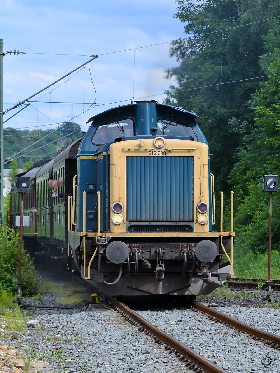 Die Diesellokomotive 212 039-2 zieht Anfang Juni 2019 einen Zug in Richtung Eisenbahnmuseum Bochum.