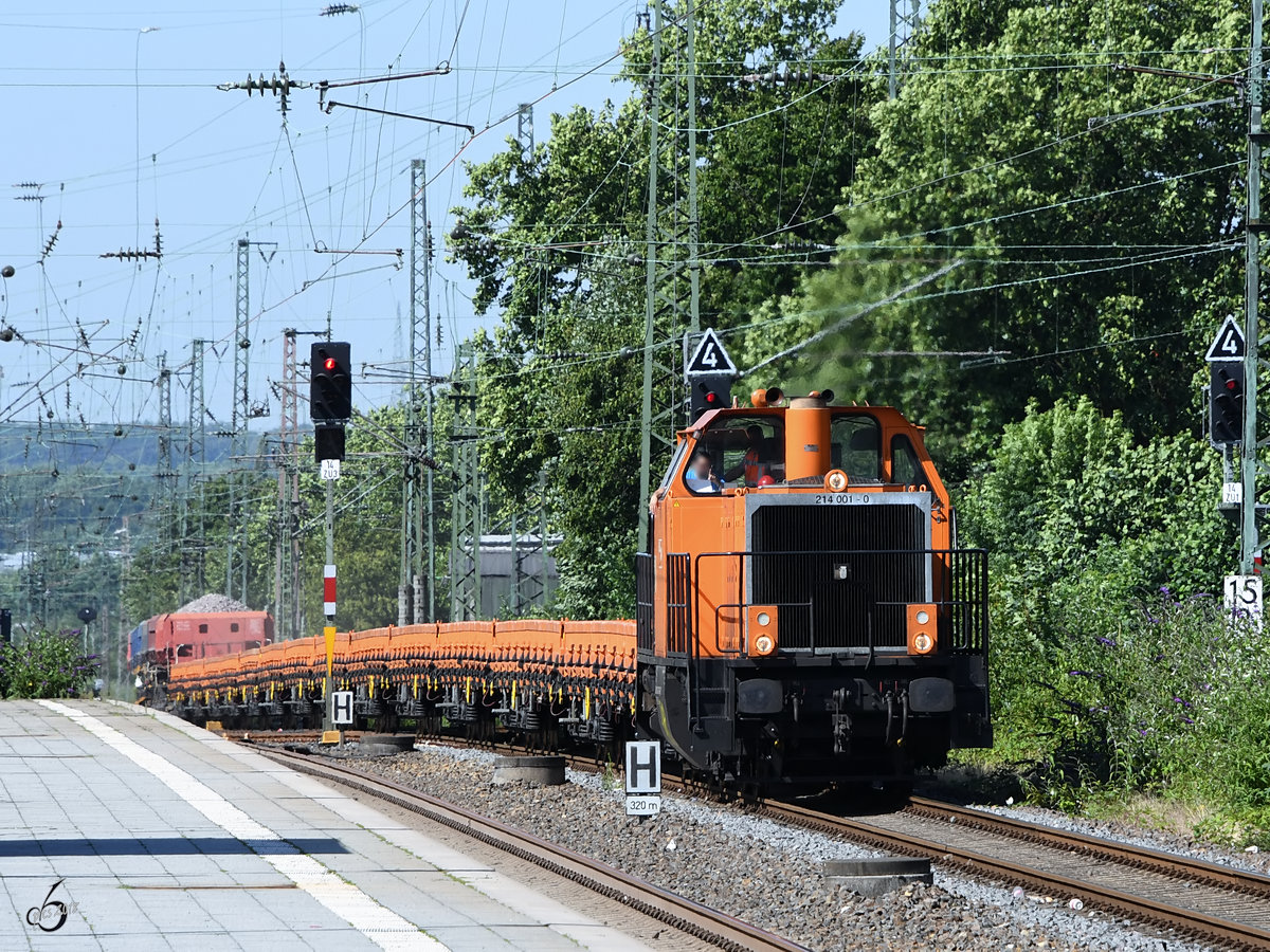Die Diesellokomotive 214 001-0 mit einem Bauzug Ende Juni 2018 in der Nähe des Hauptbahnhofes in Bochum.