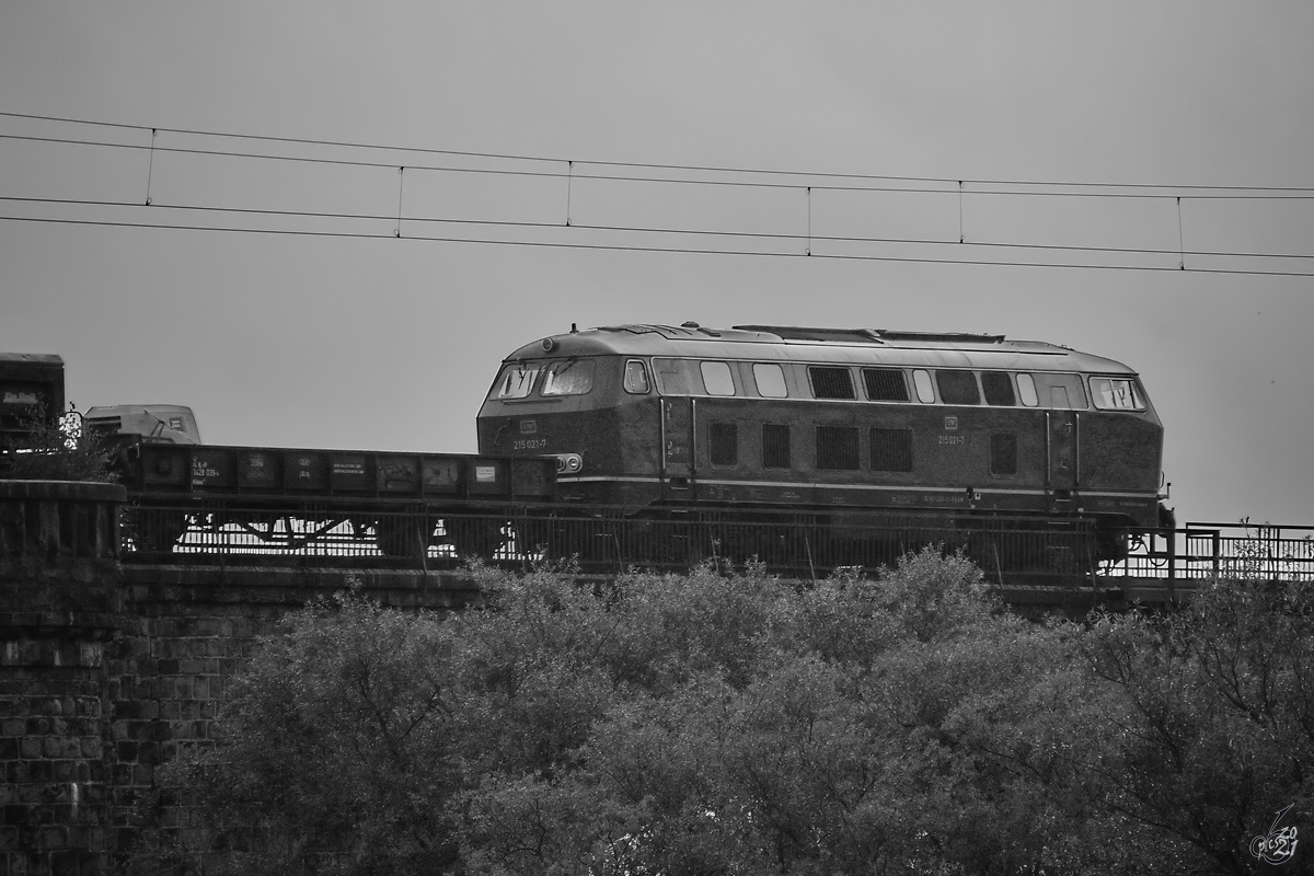 Die Diesellokomotive 215 021-7 war Ende August 2021 mit einem Bauzug auf dem Viadukt in Witten-Bommern zu sehen.