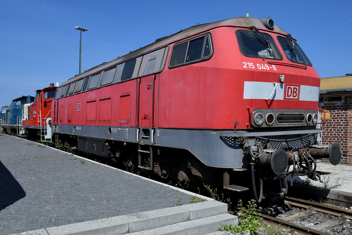 Die Diesellokomotive 215 049-8 im August 2018 im Eisenbahnmuseum Koblenz.