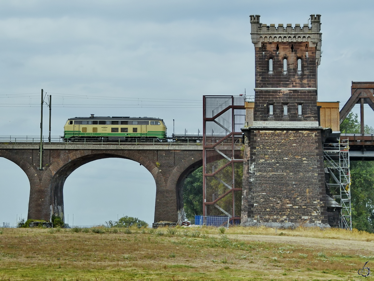 Die Diesellokomotive 218 396-0 befährt die Hochfelder Eisenbahnbrücke, so gesehen Ende August 2022 in Duisburg.