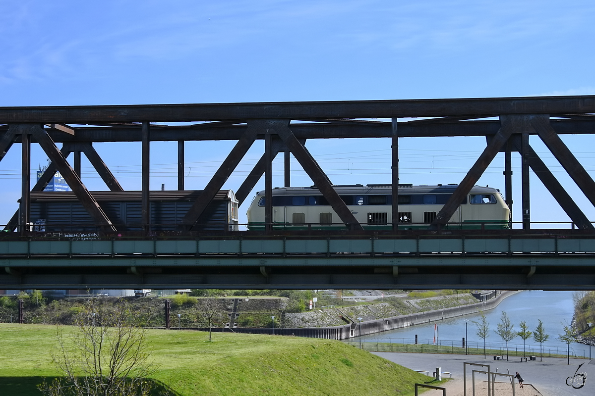 Die Diesellokomotive 218 396-0 befuhr Ende April 2021 die Hochfelder Eisenbahnbrücke in Duisburg.