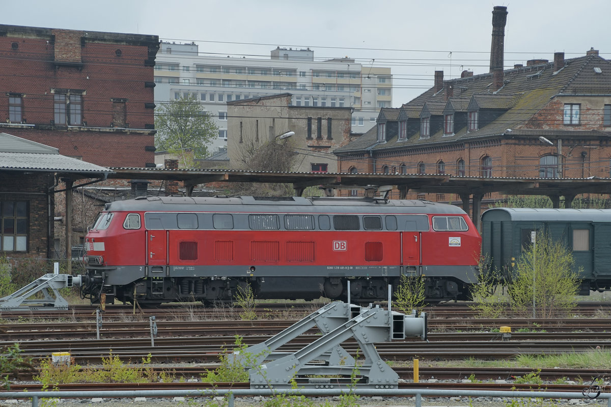 Die Diesellokomotive 218 491-9 Anfang April 2017 in Dresden-Altstadt.