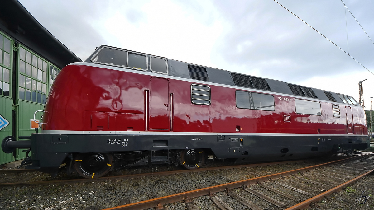 Die Diesellokomotive 220 053-3 Anfang Juli 2019 auf dem Gelände des Bahnbetriebswerkes Altenbeken.