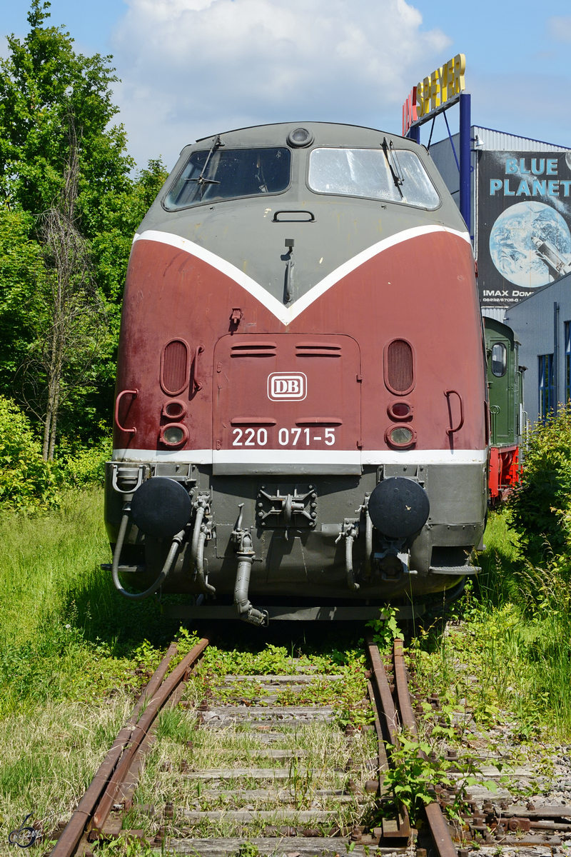 Die Diesellokomotive 220 071-5 von Krauss-Maffei im Technikmuseum Speyer (Mai 2014)