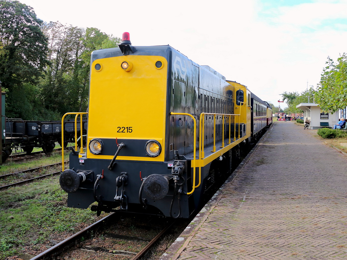 Die Diesellokomotive 2215 am 11. Oktober 2020 im Bahnhof Simpelveld.