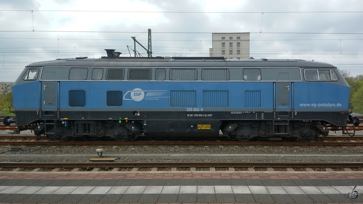 Die Diesellokomotive 225 002-5 war Anfang April 2017 am Dresdener Hauptbahnhof abgestellt.