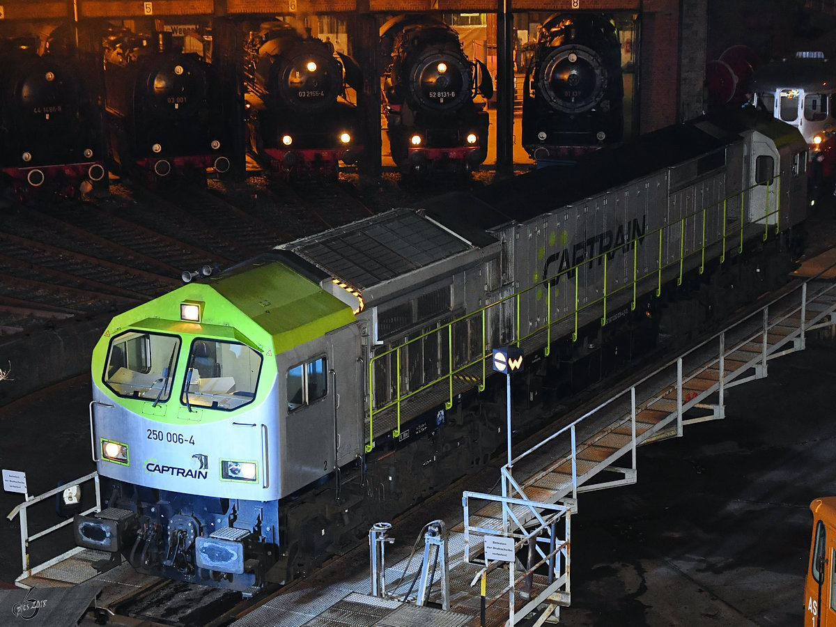 Die Diesellokomotive 250 006-4 verlässt die Drehscheibe des Eisenbahnmuseums in Dresden. (April 2018)