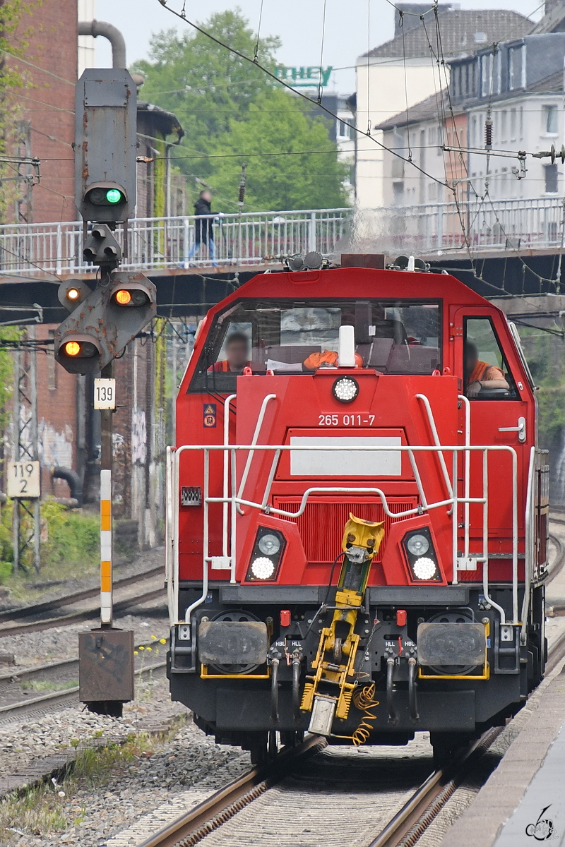 Die Diesellokomotive 265 011-7 fuhr Ende April 2022 durch Wuppertal(-Barmen).