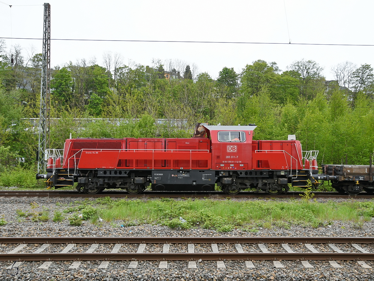 Die Diesellokomotive 265 011-7 war Ende April 2022 in Wuppertal(-Barmen) zu sehen.