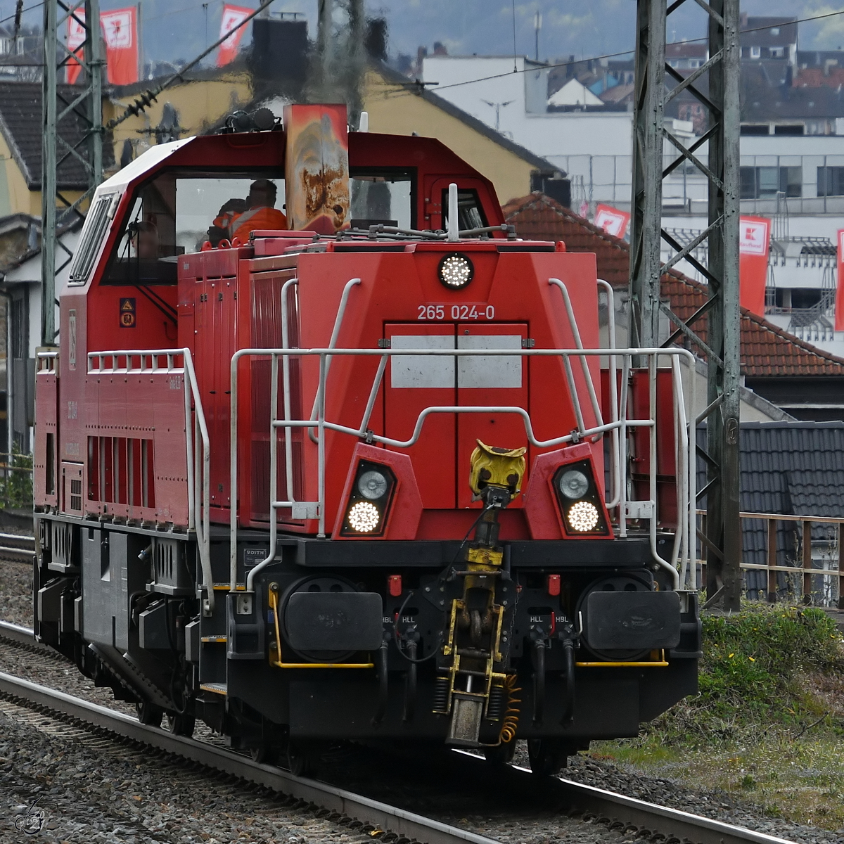 Die Diesellokomotive 265 024-0 auf Solofahrt, so gesehen Ende April 2021 in Wuppertal-Unterbarmen.
