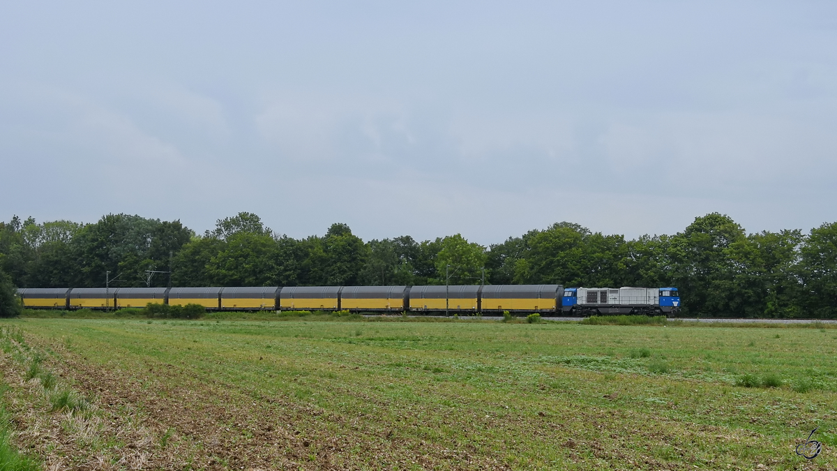 Die Diesellokomotive 272 001-9 von Vossloh zieht Mitte August 2020 Autotransportwagen, so gesehen in Oberschleißheim zu sehen.