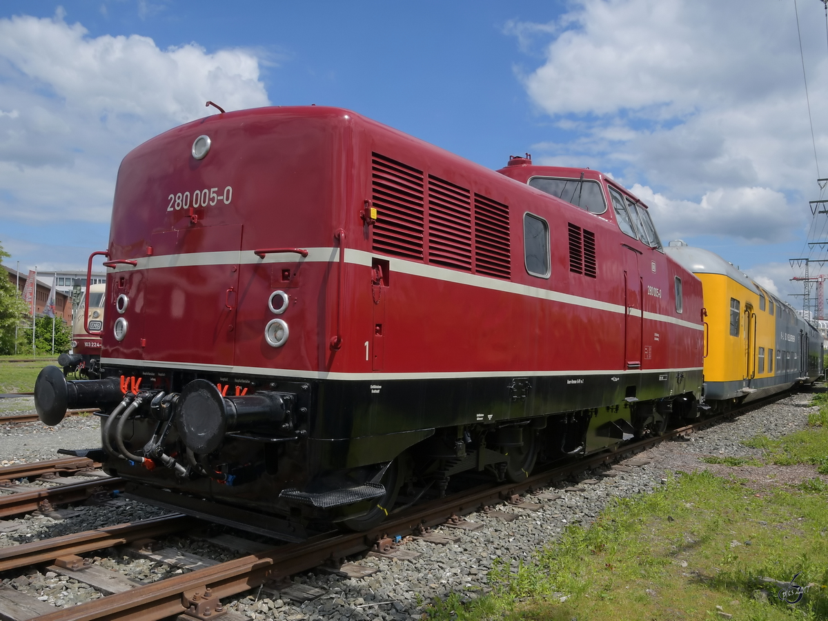 Die Diesellokomotive 280 005-0 stand Mitte Mai 2017 im Verkehrsmuseum Nürnberg.