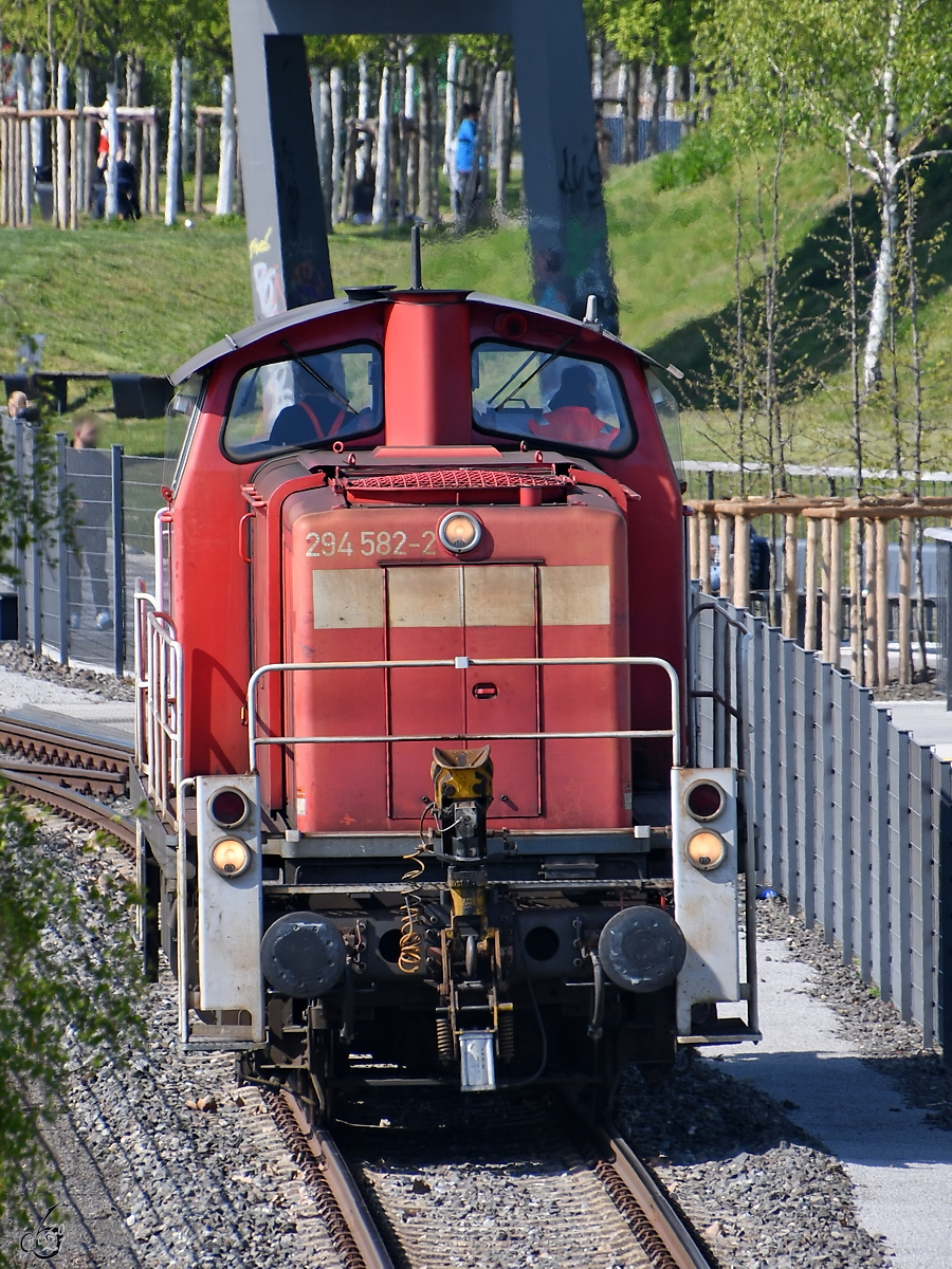 Die Diesellokomotive 294 582-2 war Ende April 2021 im eingezäunten Gleisbereich des Rheinparks in Duisburg-Hochfeld unterwegs. 
