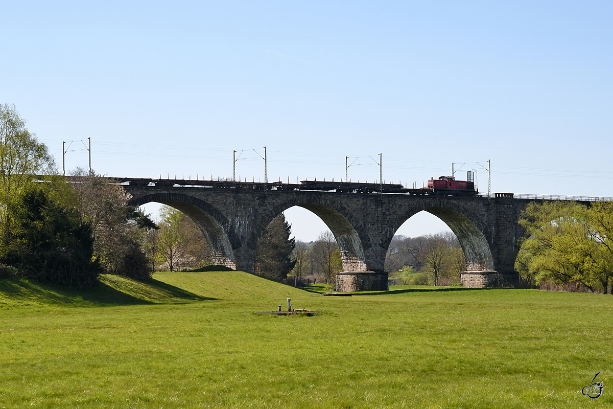 Die Diesellokomotive 294 671-3 war Ende April 2021 auf dem Ruhrviadukt in Witten-Bommern unterwegs.