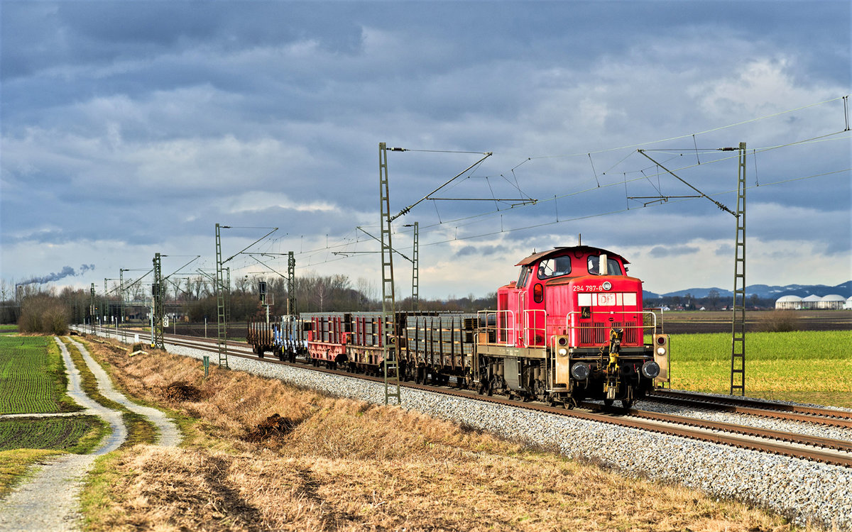 Die Diesellokomotive 294 7976 ist mit einer Zustellung von