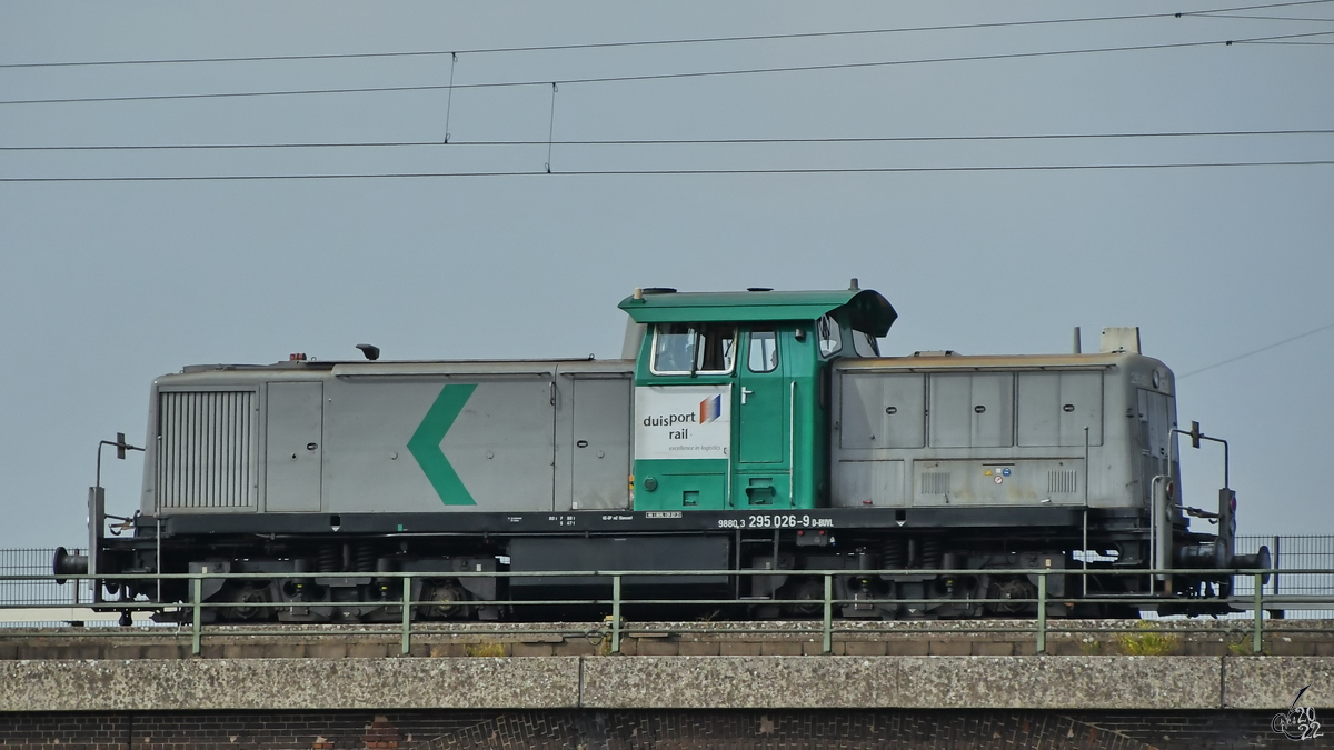 Die Diesellokomotive 295 026-9 auf Solofahrt, so gesehen Ende August 2022 in Duisburg.