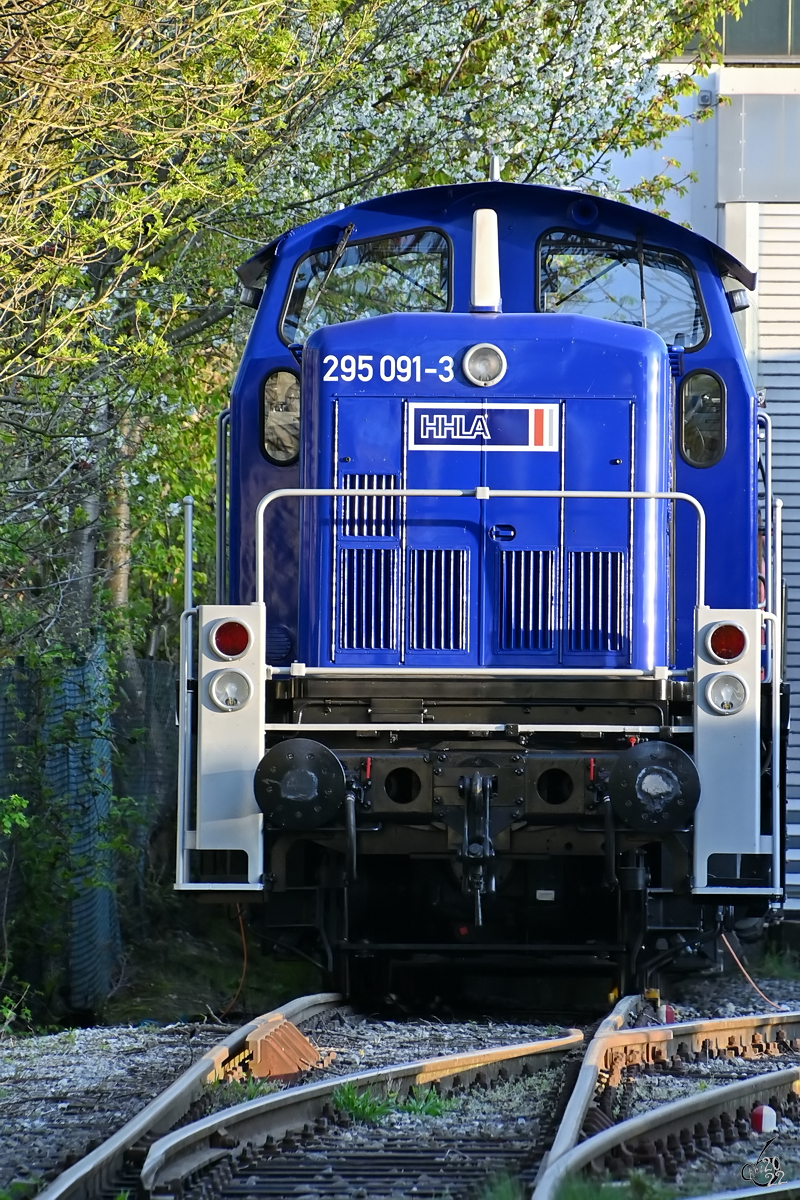 Die Diesellokomotive 295 091-3 war auf dem Gelände der Westfälische Lokomotiv Fabrik Karl Reuschling abgestellt. (Hattingen, April 2022)