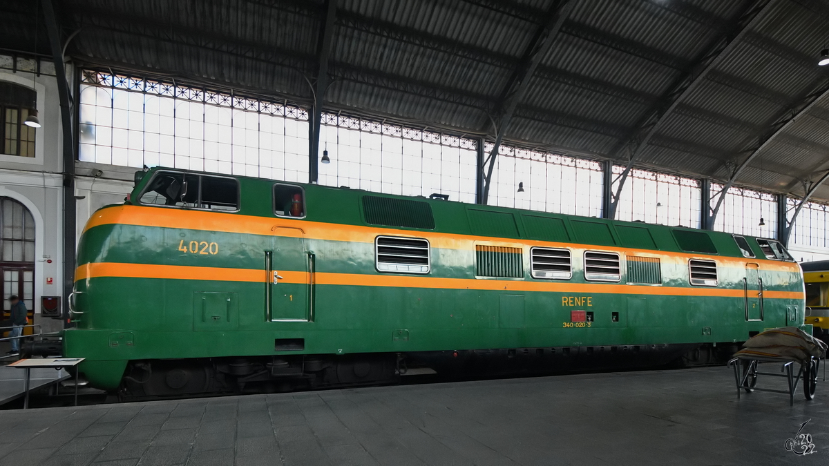 Die Diesellokomotive 4020 (340-020-3) wurde 1967 unter Lizenz von Kraus-Maffei bei Babcock & Wilcox hergestellt. (Eisenbahnmuseum Madrid, November 2022)