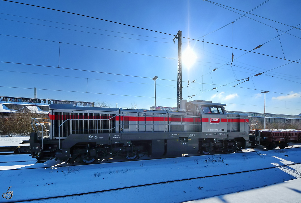 Die Diesellokomotive 4120 001-7 wartet am Hauptbahnhof Wanne-Eickel auf die Weiterfahrt, so gesehen im Februar 2021.