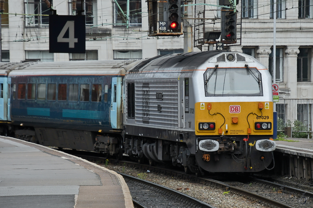 Die Diesellokomotive 67029 der DB im Mai 2019 bei der Durchfahrt am Bahnhof Oxford Road in Manchester.