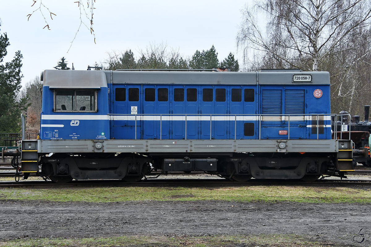 Die Diesellokomotive 720 058-7 Anfang April 2018 im Eisenbahnmuseum Lužná u Rakovníka.